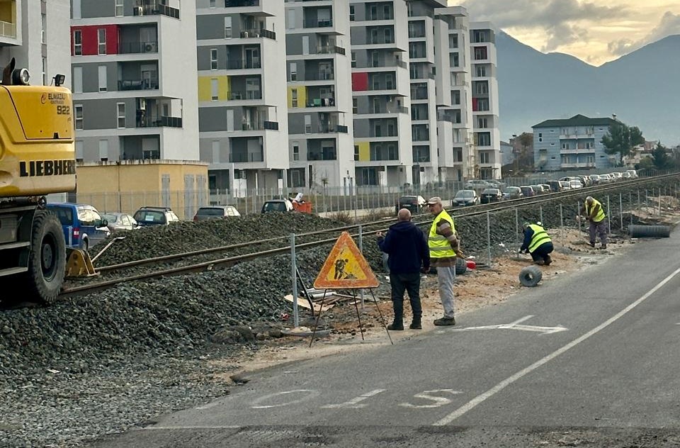 Hekurudha Tiranë-Durrës dhe zgjatimi në Rinas, OSSH do të zhvendosë linjat e energjisë afër shinave